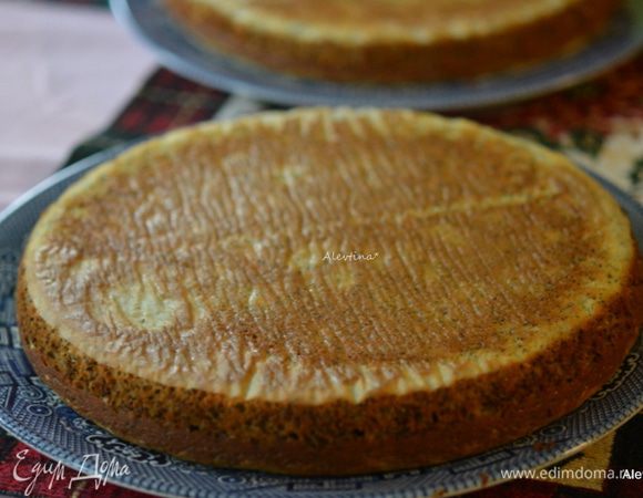 Достанем готовый бисквит. Дать постоять в форме несколько минут. Перевернуть, снять бумагу сверху.