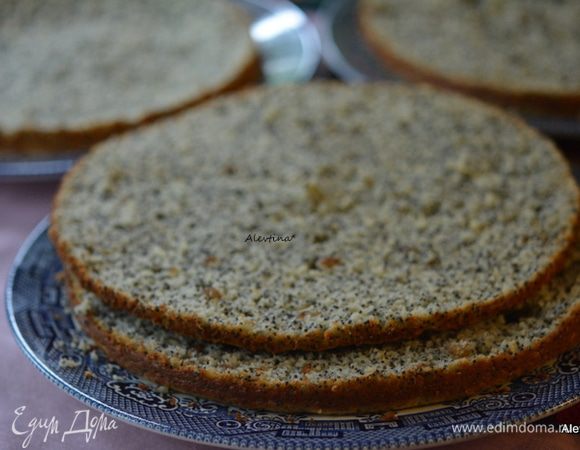 Разрезать аккуратно ножом на 2 части каждый бисквит.