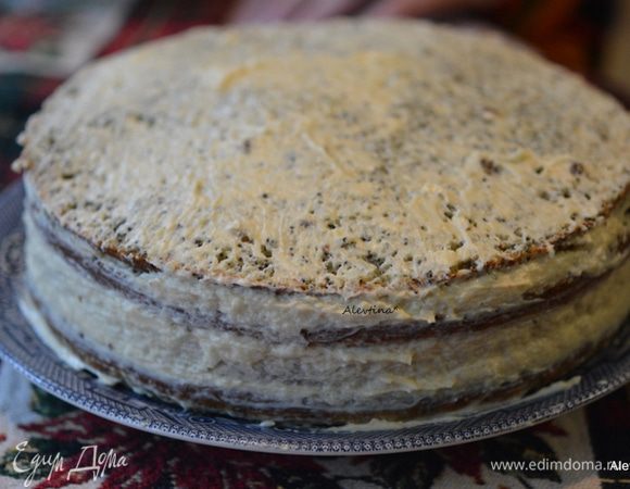 Смазать готовым кремом каждый слой бисквита , складываем стопочкой на друг друга. Оставшимся кремом смазать также бока и верх.