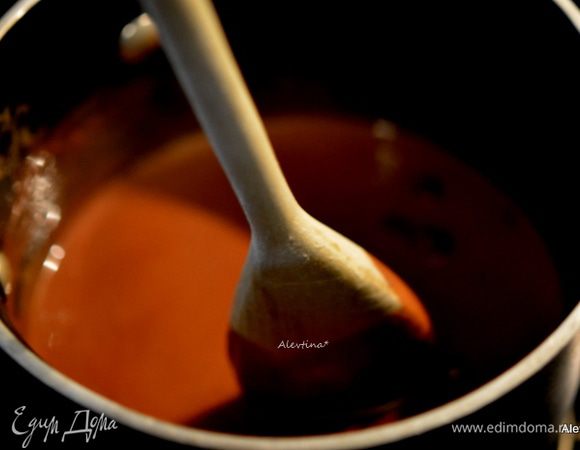 Приготовим шоколадный ганаше. Если хотим и бока смазать, тогда берем количество сливок и шоколада в 2 р. больше. Для жидкого ганаше можно добавить сливок больше, например 3/4 стакана сливок жирных на 1/2 стакана шоколадных капель. Разогреть сливки довести до кипения, снять с огня. Добавить шоколадные капли и помешивать до полного растворения.