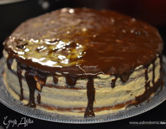 Полить готовым шоколадным ганаше. Начиная с центра покрывая всю поверхность. Ганаше быстро застывает, если сливки хорошего качества.