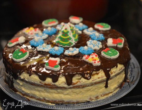 Украсим готовыми сахарными украшениями. Поставим в холодильник на 3 часа или ночь.