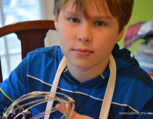 А помогал мне полностью делать торт и украшать мой младший помощник Алекс.