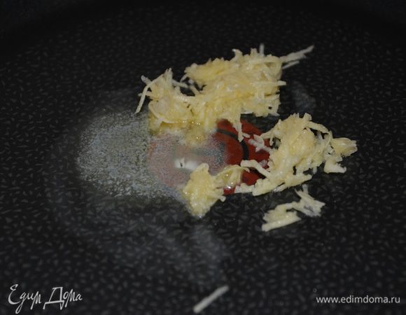 Растопить сливочное масло, трем чеснок на средней терке и пассеруем в масле 10-20 секунд, до появления аромата. Импортный чеснок в данном случае не подходит, т.к. не дает нужного запаха. Добавить к общей массе.