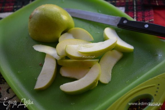 Яблоко очистить и порезать дольками.