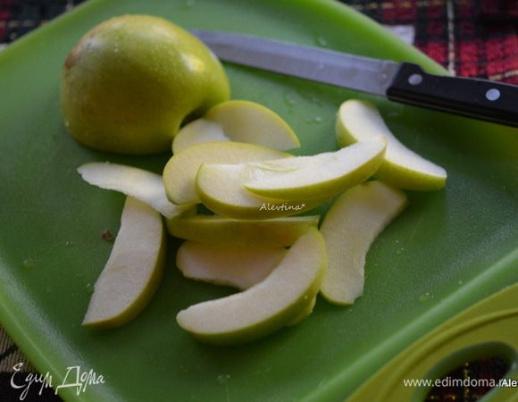 Яблоко очистить и порезать дольками.