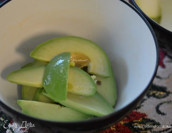 Авокадо очистить и порезать крупно дольками. Сбрызнуть яблоко и авокадо лимонным соком.