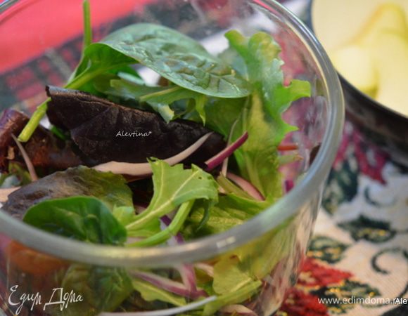 Смешать салатный микс с тонко нарезанным красным луком.