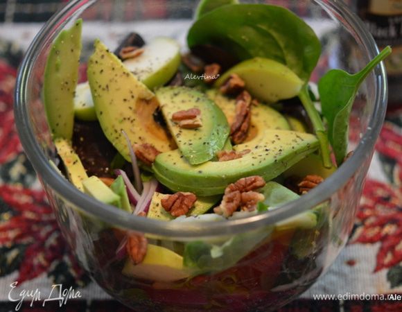 Добавить орехи очищенные как пекан или грецкий. Дольки яблока и авокадо.  Аккуратно перемешать. Посолить и поперчить.