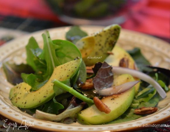 Подаем к столу. Готовая заправка желательна на бальзамическом уксусе.