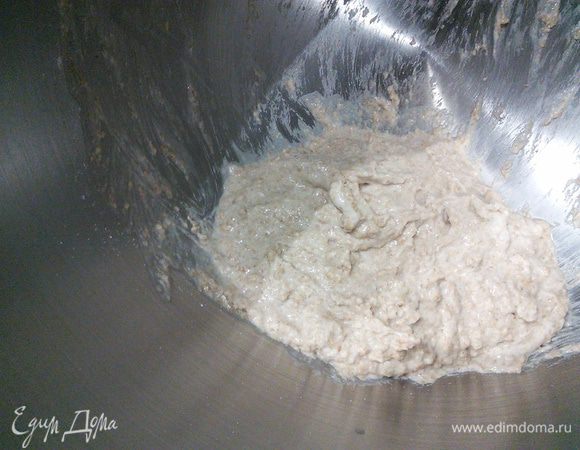 Для опары смешаем муку со щепоткой дрожжей и тёплой водой в кашицу, накроем плёнкой и оставим в тёплой кухне при температуре 20-21°С на 16-18 часов для ферментации. 