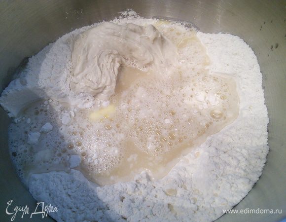 В день выпечки смешать в комбайне опару с остальными ингредиентами основного теста (дрожжи растворите в тёплой воде, в этой же воде масло комнатной температуры) первые 5 минут на малых оборотах, затем увеличить скорость до средней и вымешивайте ещё 5 минут. Тесто получается плотное, эластичное, не липнет к рукам. 