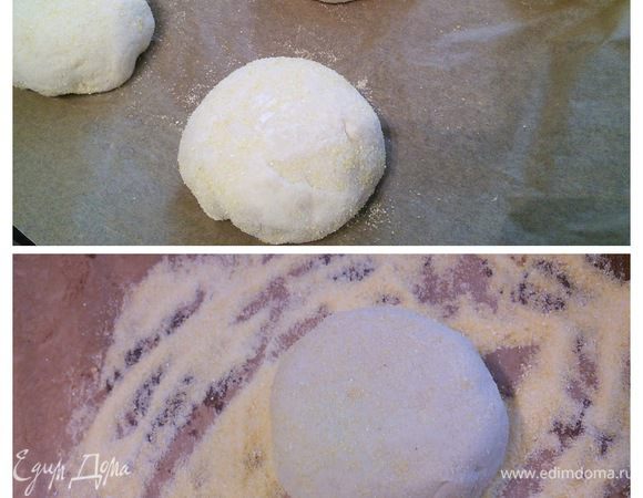 Тесто разделите на 8 (у меня получилось 10 булочек, но я отмеряла "на глаз") частей, скатайте в ладошках в шарики и щедро обваляйте в манке. Старайтесь использовать минимум муки, иначе манка не будет держаться. В крайнем случае смажьте булочки слегка водой. Выложите на пергамент и оставьте на отдых на 45 минут. 