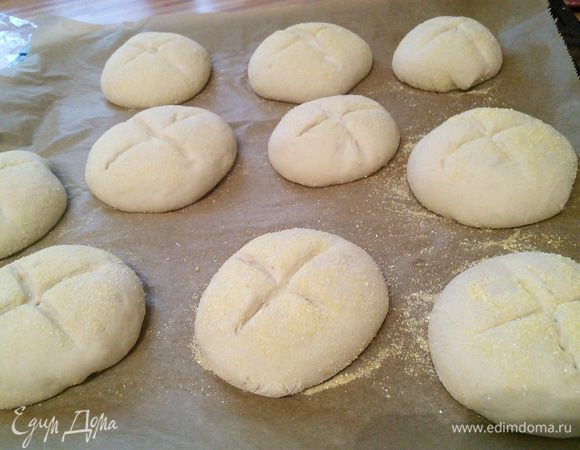 Разогрейте духовку до 230°С. Сделайте глубокие крестообразные надрезы. Выпекайте при 210°С около 20-25 минут с паром. 