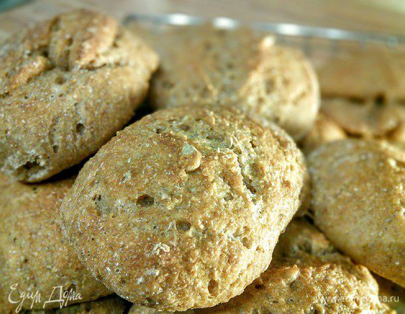 Разогреть духовку до 250°С. Булочки поместить в духовку, снизить температуру до 200°С и выпекать 20-30 минут. В начале выпекания "пшикнуть" в духовку водой. 