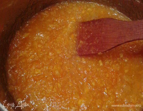 Подготовленные апельсины и лимон (жмых от напитка) помещаем в сотейник. В этот раз я добавила к ним ещё и 2 крупных и измельченных блендером моркови. Она абсолютно не ощущается на вкус, зато даёт кучу витаминов и яркий цвет). Добавляем сахар, перемешиваем до однородности и варим на малом огне примерно 40 минут.  