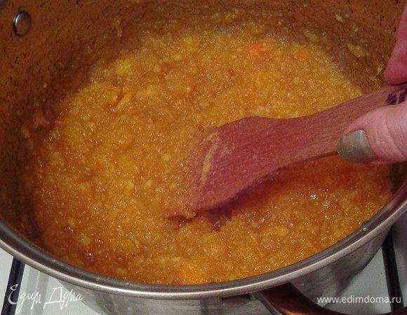 Вот так выглядит пюре к концу варки. Добавим пару капель растительного масла для усвоения витамина Е из моркови.