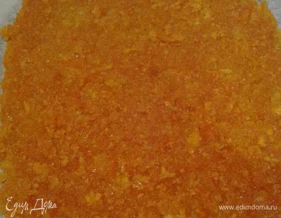 Выкладываем готовое сырьё не очень тонким слоем на пергамент и подсушиваем в духовке при 100-110°С примерно 1 час. Затем дать массе остыть.