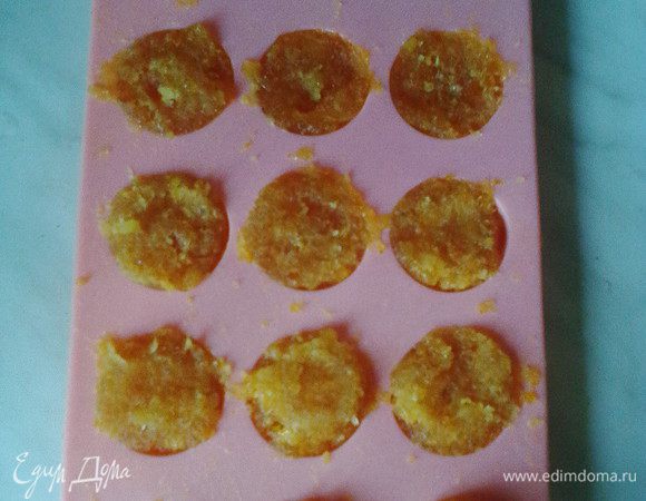 Формируем из кусочков подготовленной массы конфетки (или используем форму для конфет). В таком виде оставляем их отдохнуть, я делала вечером, оставила до утра.