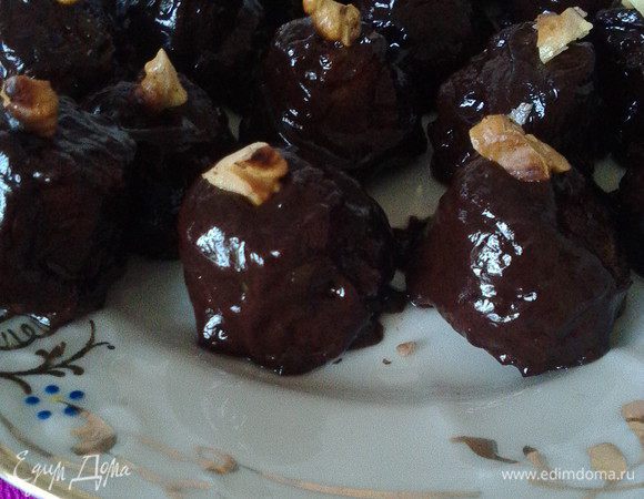 Обмакиваем в глазурь конфетки, украшаем орешками (или кокосовой стружкой).