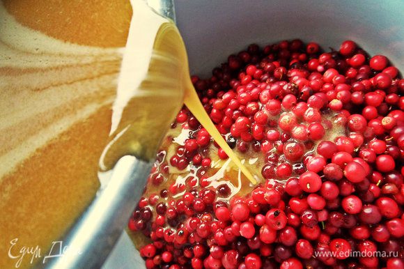 "Бруснику в меду" я делала осенью,всё просто: смешиваем ягоды с мёдом пополам.
