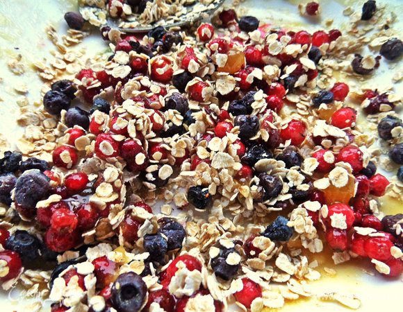 Смешиваем хлопья с ягодами и пряностями.