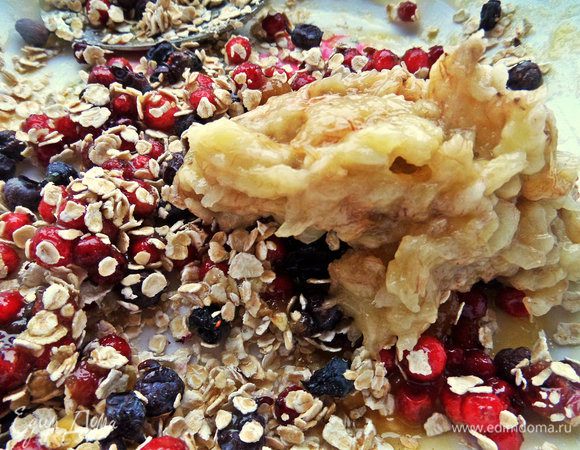 Разминаем переспелый банан вилкой и тоже добавим.