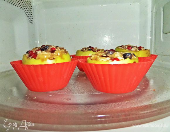 Ставим в микроволновку на 5 минут при максимальной мощности 750W.