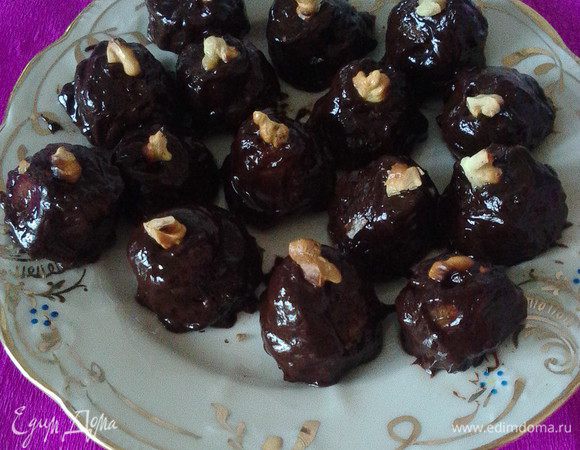  Выкладываем сладости на блюдо или в подарочную коробочку.