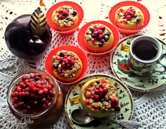 Гостям можно подать со взбитыми сливками или пломбиром — будет вкусно!