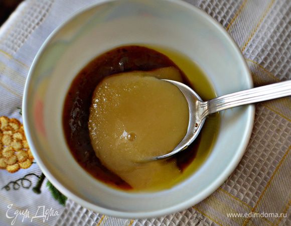 Подготовить маринад. Для этого смешайте оливковое масло, мёд и соус терияки (можно заменить хорошим соевым соусом).