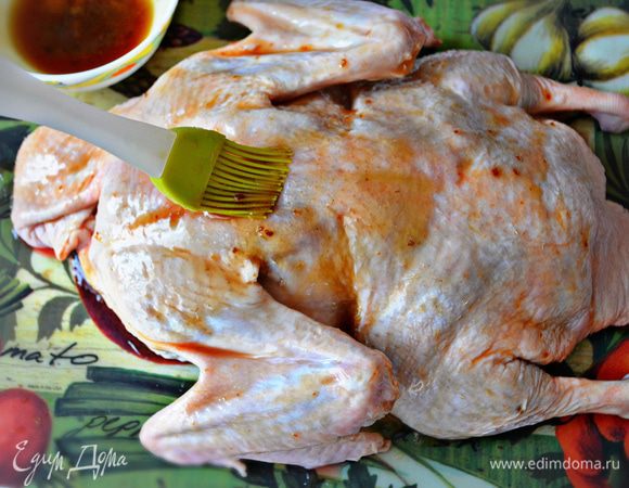 С помощью кисточки смажьте утку снаружи и внутри соусом. Переложите в кастрюлю и оставьте мариноваться часа на два-три.