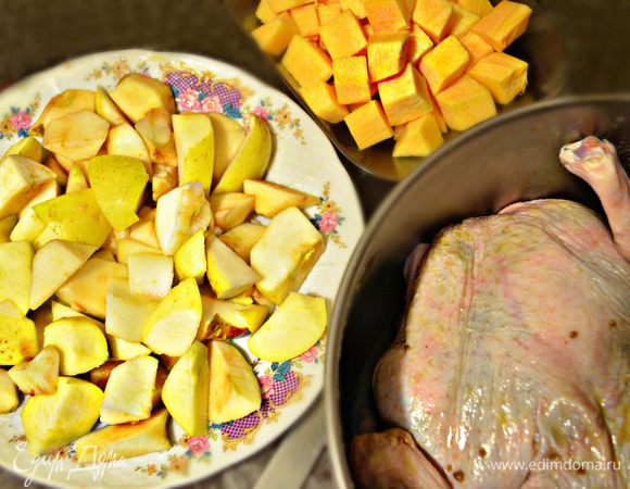 Яблоки помойте, нарежьте дольками. Тыкву помойте, очистите и порежьте кубиками. Переложите яблоки с тыквой в миску, слегка подсолите, добавьте свежемолотый перец и перемешайте. Начините утку, скрепите отверстие зубочистками.