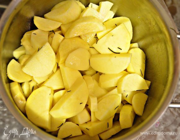 Картофель нарежьте кубиками, приправьте слегка солью, перцем, перемешайте.