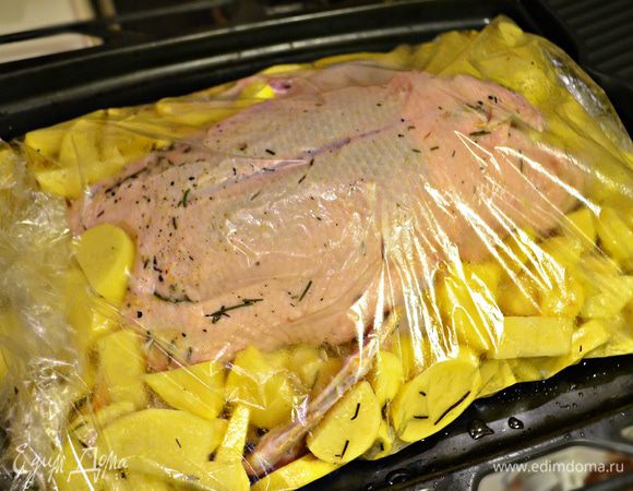 Утку уложите в рукав для запекания, вокруг положите картофель. Сделайте в 3-4 местах проколы в рукаве и поставьте в разогретую до 180°С духовку на 1 час.