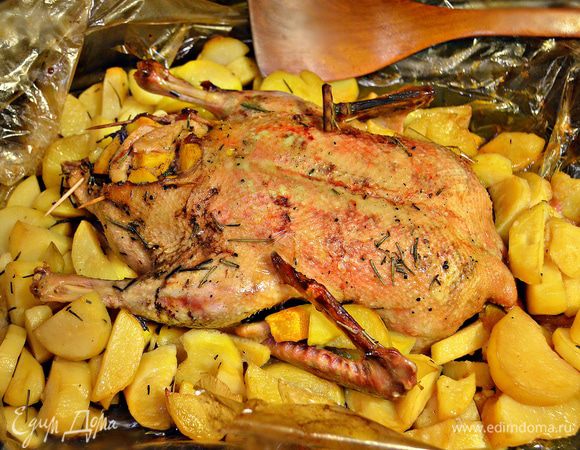 Через 1 час аккуратно сверху необходимо приоткрыть рукав для запекания, с помощью лопатки перемешать картофель и оставить запекаться ещё на 1 час. Сверху уточка должна немного подрумяниться. За 10 минут до готовности блюда положите сверху ветку розмарина, порванную на кусочки.