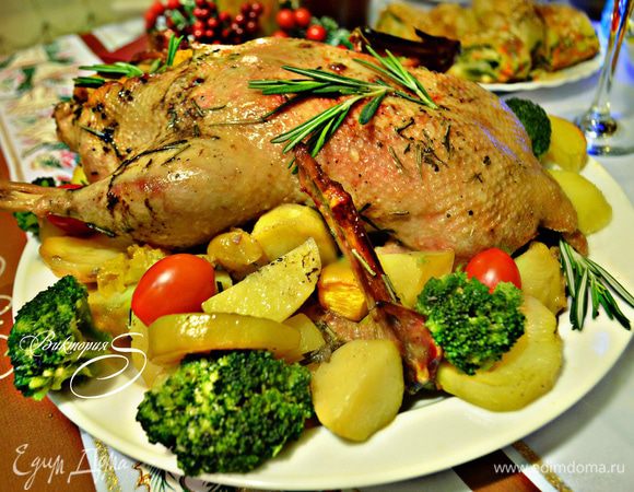 Готовую утку выложите на блюдо вместе с картофелем (зубочистки выньте). Дополнительно я украсила блюдо отварной капустой брокколи и помидорами черри. Получилось очень вкусно, ароматно и празднично! Приятного вам аппетита!