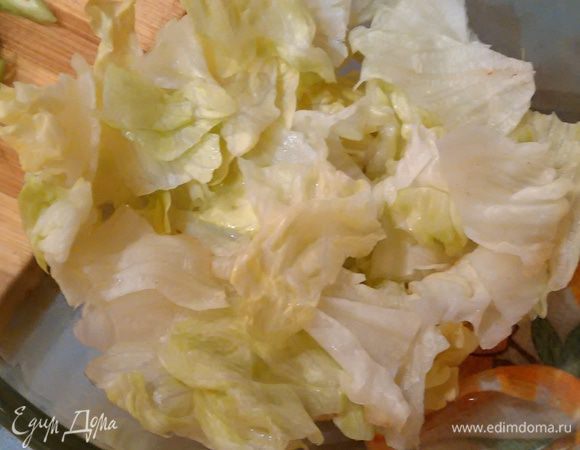 Салат промыть и измельчить привычным способом на крупные куски. У меня был айсберг, но в данный салат я бы предпочла руколу. Можно взять салатный микс с преобладанием пряных видов салата. Айсберг слишком нежный, что для данного салата не актуально. Просто у нас 31 декабря кроме айсберга в магазинах уже ничего не было!