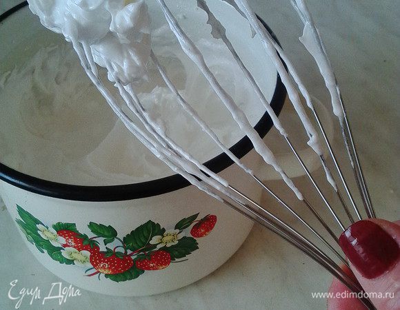 Приготовление для удобства лучше разделить на этапы. Начнем с безе. Белки от 5 яиц взбиваем до мягких пиков, затем прибавляем сахарную пудру (частями), в конце вводим аккуратно крахмал.