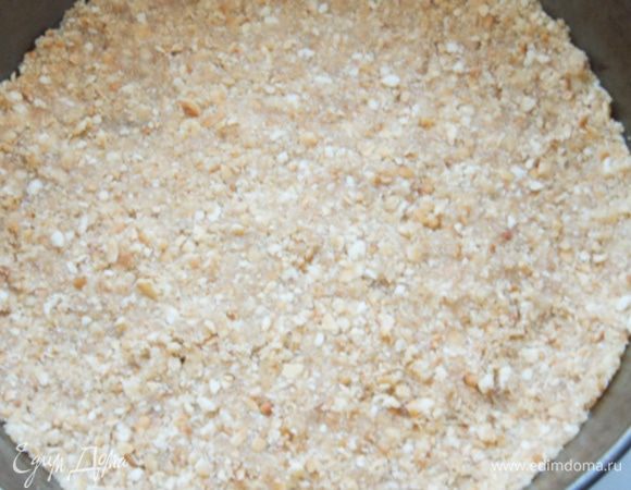 Сделать песочную основу: смешать измельченный крекер и растопленное сливочное масло. Утрамбовать основу в форму и убрать на 30 минут в холодильник. У меня форма 26 см.