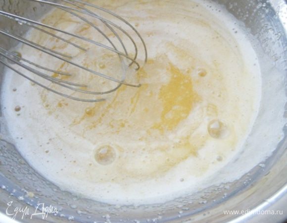 Пока основа охлаждается, сделаем начинку.
Яйца взбить с сахаром.