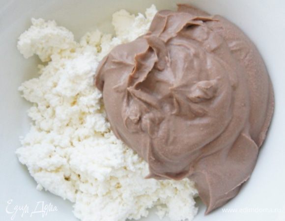 Творог (лучше пастообразный или протереть через сито) перемешать с  рикоттой, я брала шоколадную.