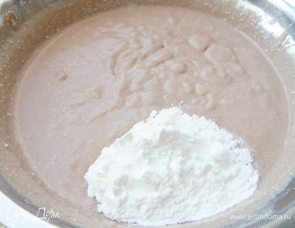 Взбить блендером сахарно-яичную смесь и творожную. Ввести крахмал и перемешать.