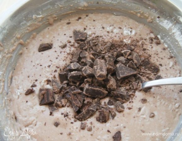 Шоколад поломать на мелкие кусочки и добавить в начинку.