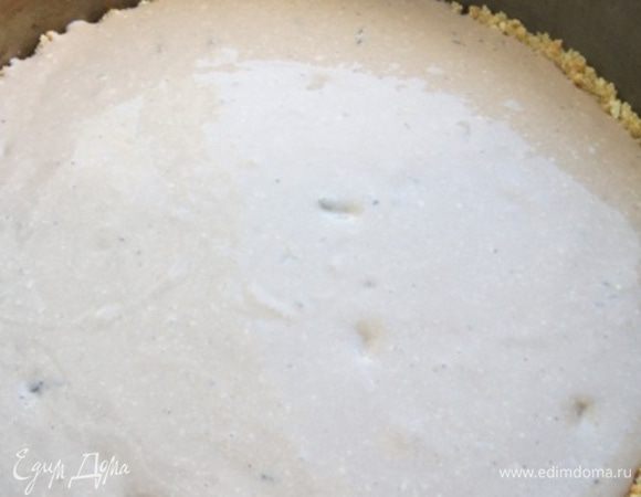 На основу вылить начинку и поставить в разогретую до 160°С духовку на 1 час. Чиз должен стать плотным, румяная корочка нам не нужна.Ориентируйтесь на свою духовку.