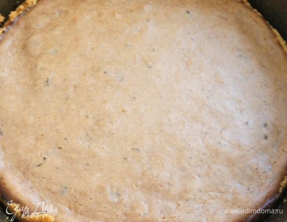 Готовый чизкейк оставить в духовке до полного остывания. А затем убрать в холодильник на ночь (минимум на 4 часа).