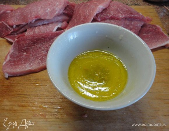 Мякоть свинины или телятины нарезать поперек волокон (по 2 кусочка на порцию), слегка отбить и замариновать в смеси оливкового масла и лимонного сока с душистым перцем.