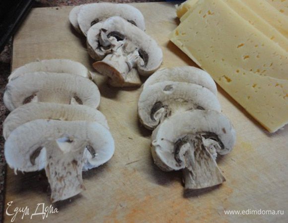 За это время приготовить начинку. Поставить вариться рис. Грибы почистить и нарезать ломтиками, 2 самых красивых отложить, остальные порубить. Сыр и бекон нарезать пластинами.