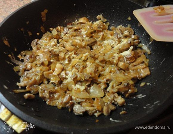 Посолить, поперчить, снять с огня. Тонкой струйкой влить слегка взбитое яйцо, перемешать.