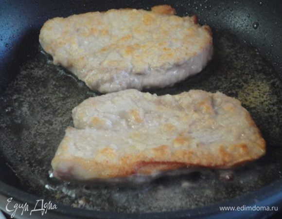 Куски мяса обвалять в муке и обжарить на сильно раскаленном масле до румяной корочки.